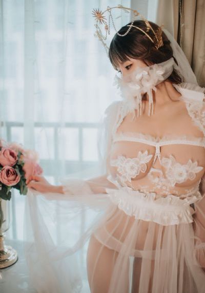 欧美女明星金丝绒西装街拍_蓝光超清在线观看